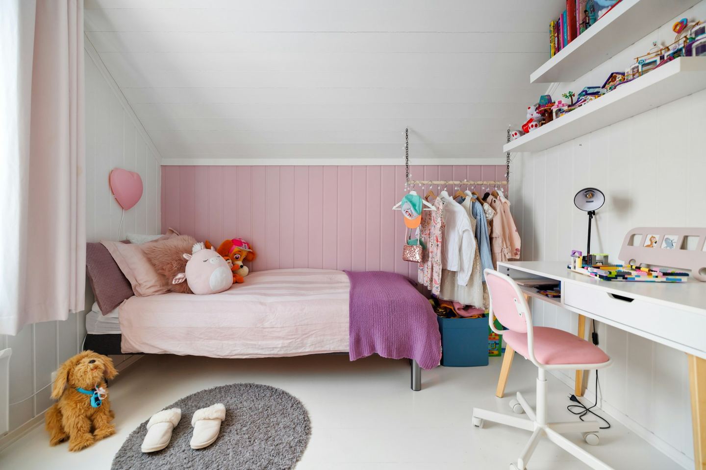 A child’s bedroom with a bed, a desk and a chair.