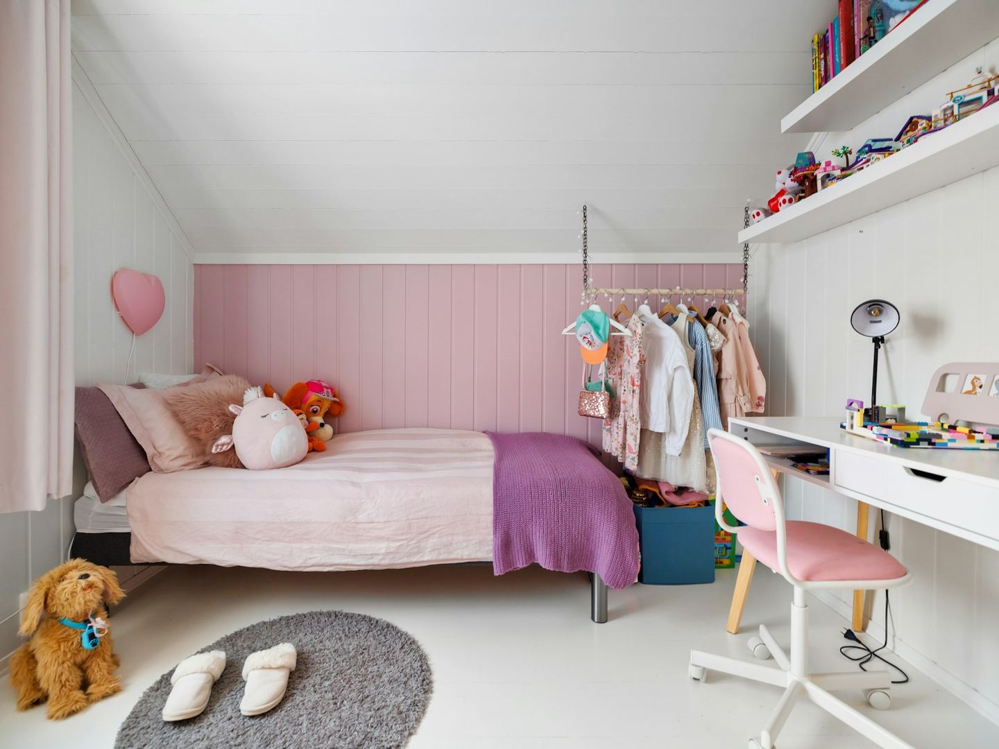 A child’s bedroom with a bed, a desk and a chair.