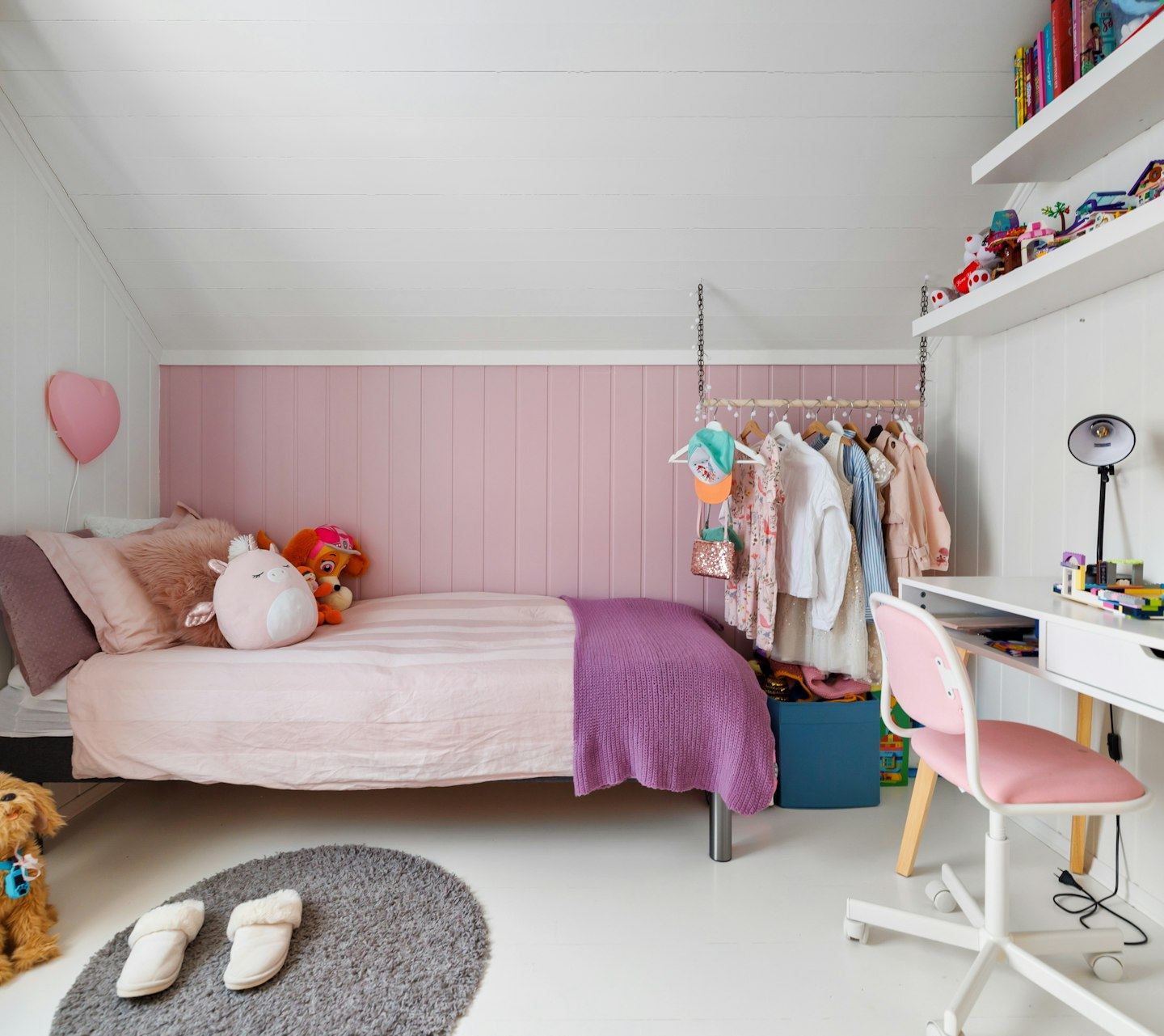 A child’s bedroom with a bed, a desk and a chair.